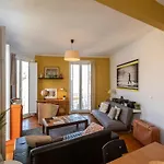 Apartment Family Near Metro Sleeps 8 *