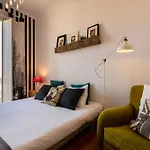 Family Near Metro Sleeps 8 *