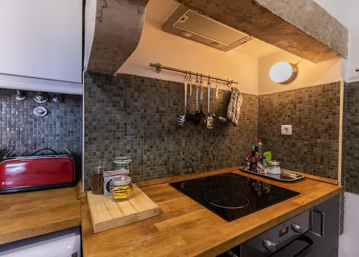Family Near Metro Sleeps 8 아파트