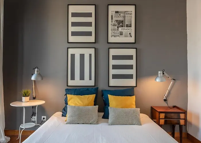 Family Near Metro Sleeps 8 리스본