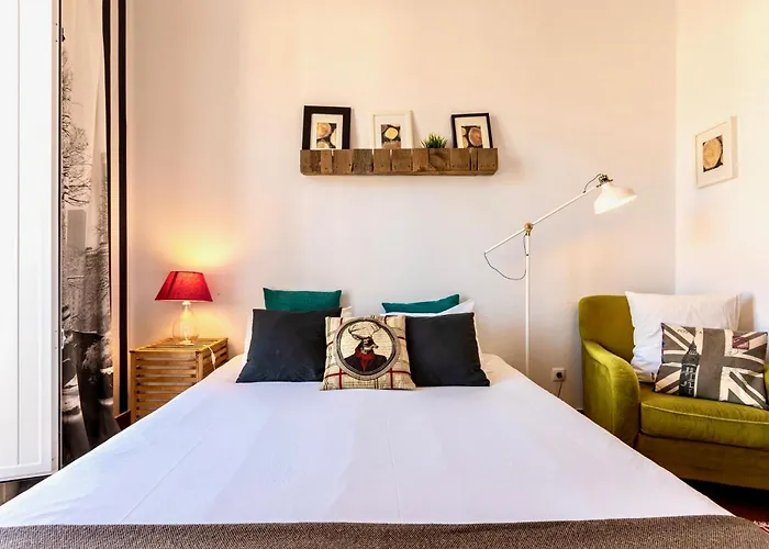 Family Near Metro Sleeps 8 * 리스본