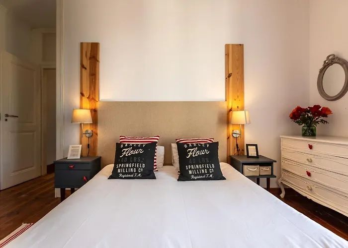 아파트 Family Near Metro Sleeps 8 리스본
