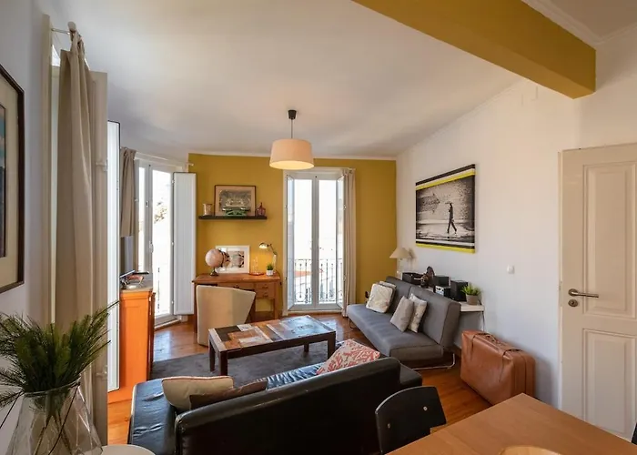 아파트 Family Near Metro Sleeps 8 *