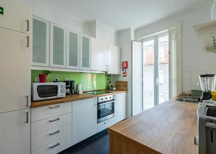 Family Near Metro Sleeps 8 아파트