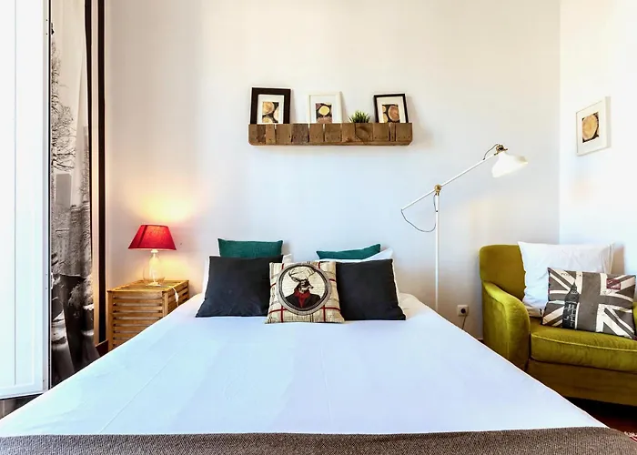 Family Near Metro Sleeps 8 아파트 리스본