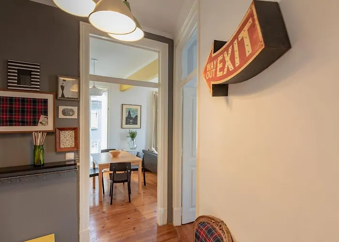 Family Near Metro Sleeps 8 * 리스본