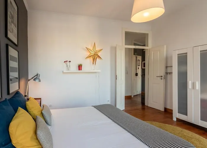 Family Near Metro Sleeps 8 * 리스본