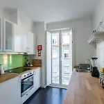 Family Near Metro Sleeps 8 *