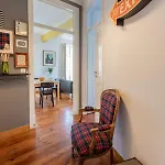Family Near Metro Sleeps 8 Apartament