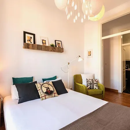 Family Near Metro Sleeps 8 Apartament