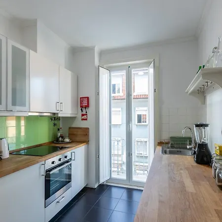 Family Near Metro Sleeps 8 *
