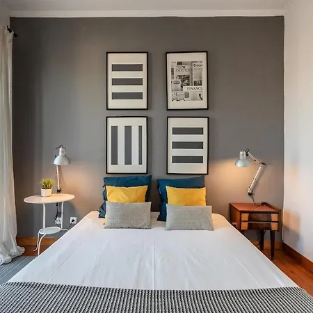 Family Near Metro Sleeps 8 *