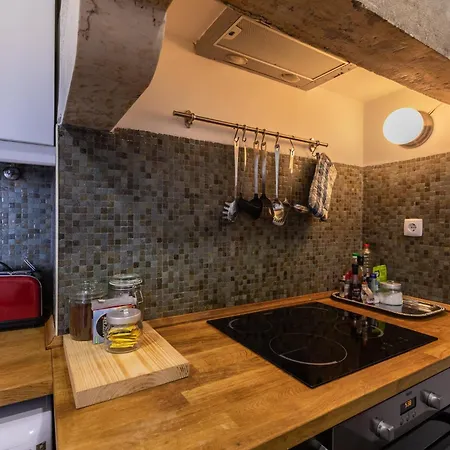 Family Near Metro Sleeps 8 Apartament