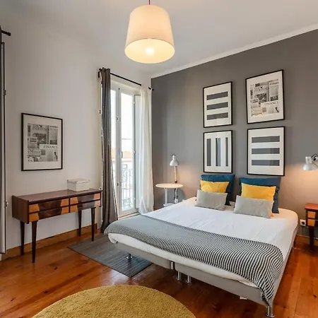Family Near Metro Sleeps 8