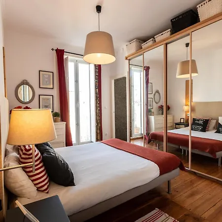 Family Near Metro Sleeps 8