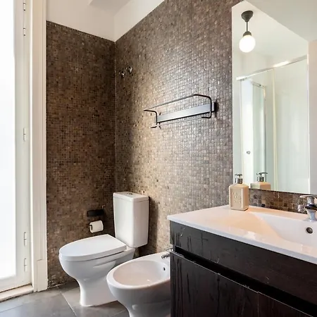 Family Near Metro Sleeps 8 *