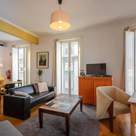 Family Near Metro Sleeps 8