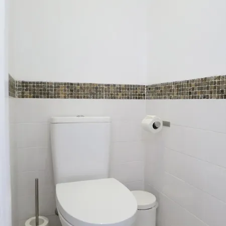 Family Near Metro Sleeps 8
