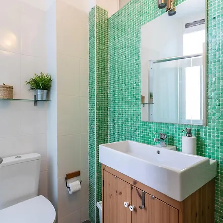 Family Near Metro Sleeps 8 Apartament *