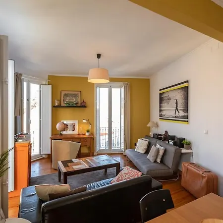 Apartament Family Near Metro Sleeps 8 *