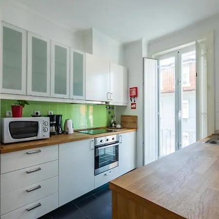 Family Near Metro Sleeps 8 Apartament