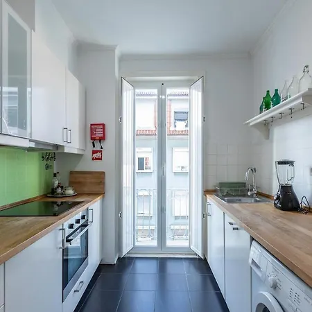 Apartament Family Near Metro Sleeps 8