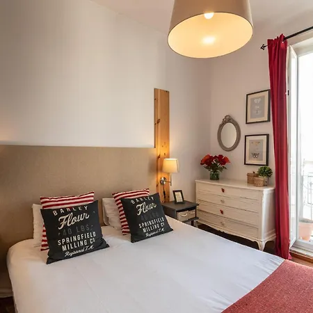 Family Near Metro Sleeps 8 Apartament