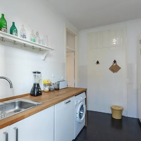 Family Near Metro Sleeps 8 *