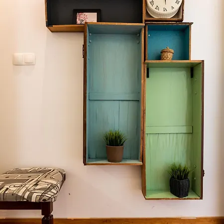 Family Near Metro Sleeps 8 Apartament
