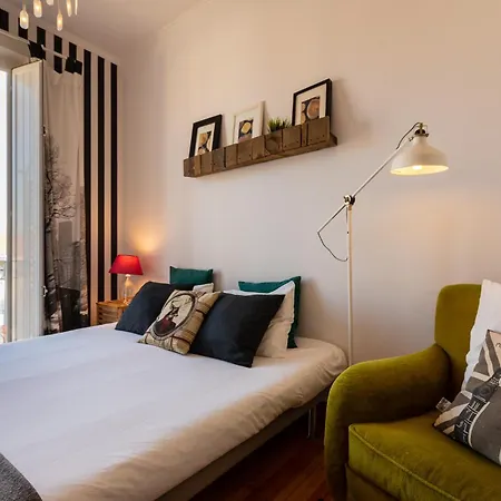 Family Near Metro Sleeps 8 *