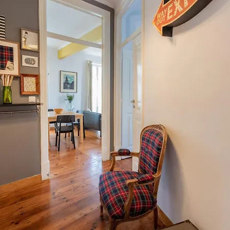 Family Near Metro Sleeps 8 Apartament