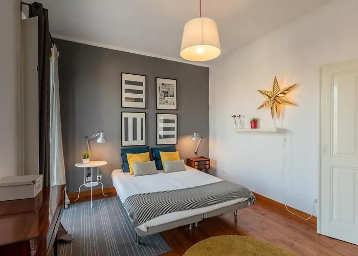 Family Near Metro Sleeps 8 Apartmán *