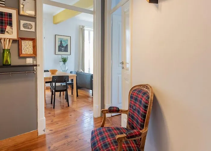 Family Near Metro Sleeps 8 Apartmán