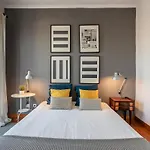 Family Near Metro Sleeps 8 *