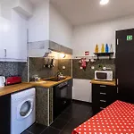 Family Near Metro Sleeps 8 شقة Lisboa