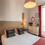 Family Near Metro Sleeps 8 شقة