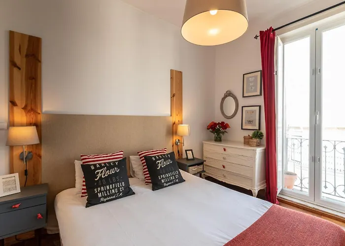 Family Near Metro Sleeps 8 Apartman