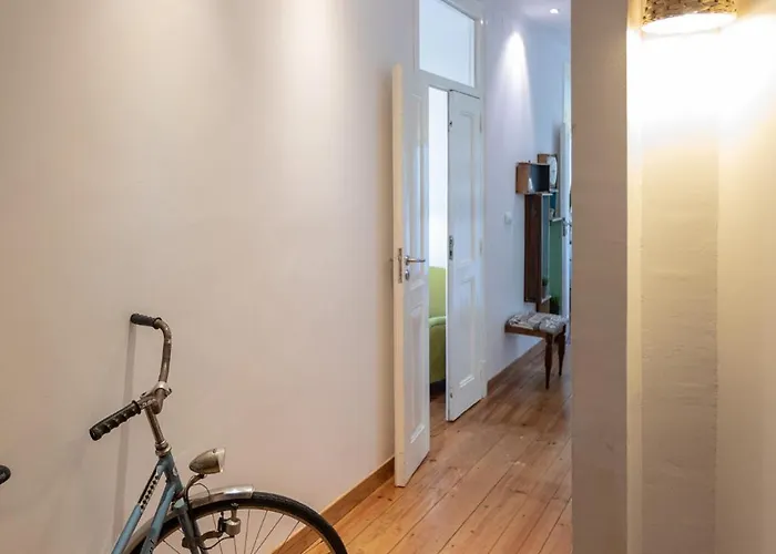 Family Near Metro Sleeps 8 Apartman *